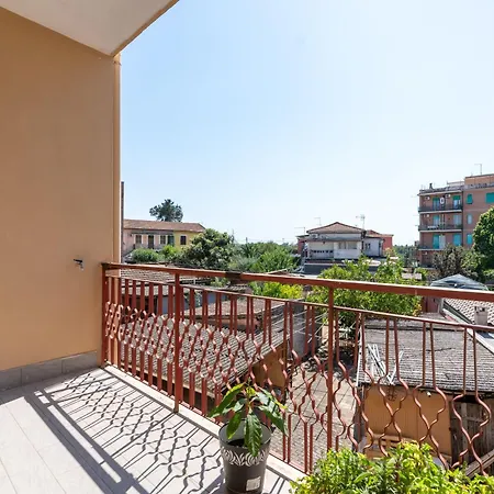 Metro B Goldenwallhouse Apartment *
