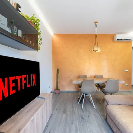 Metro B Goldenwallhouse Apartment