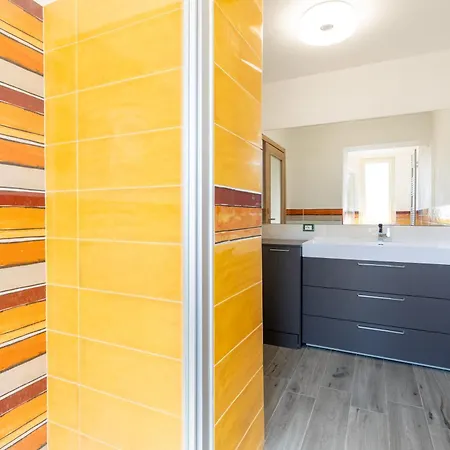 Metro B Goldenwallhouse Apartment