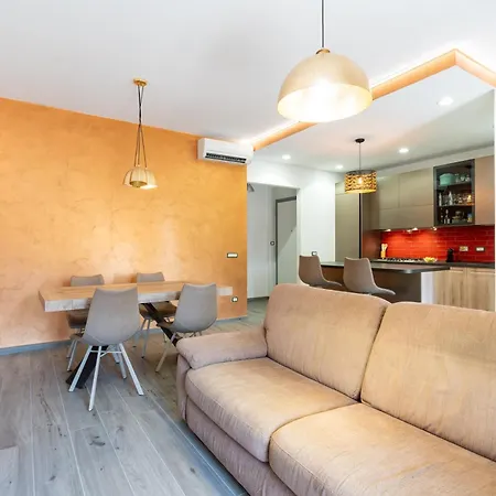 Apartment Metro B Goldenwallhouse