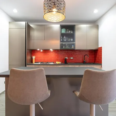 Metro B Goldenwallhouse Apartment *