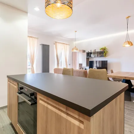 Metro B Goldenwallhouse Rom