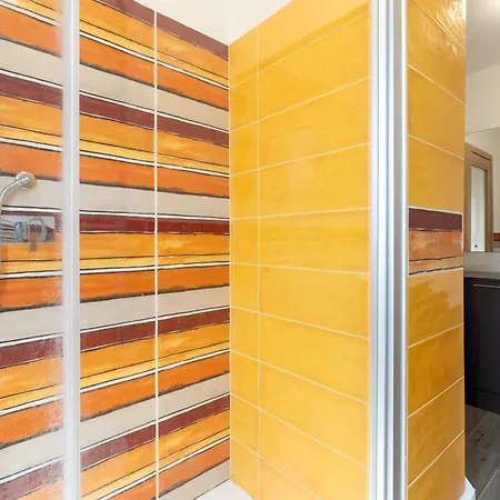 Metro B Goldenwallhouse Apartment *