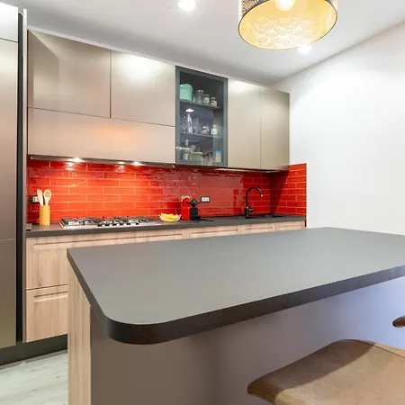 Metro B Goldenwallhouse Apartment