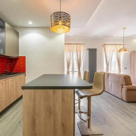 Metro B Goldenwallhouse Apartment