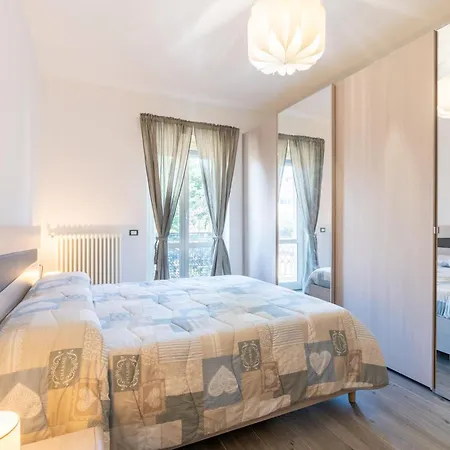 Apartment Metro B Goldenwallhouse