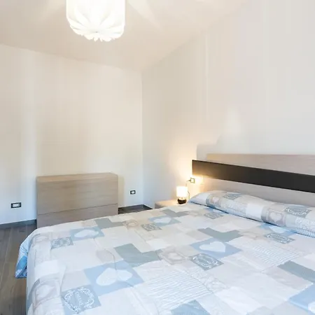 Apartment Metro B Goldenwallhouse *